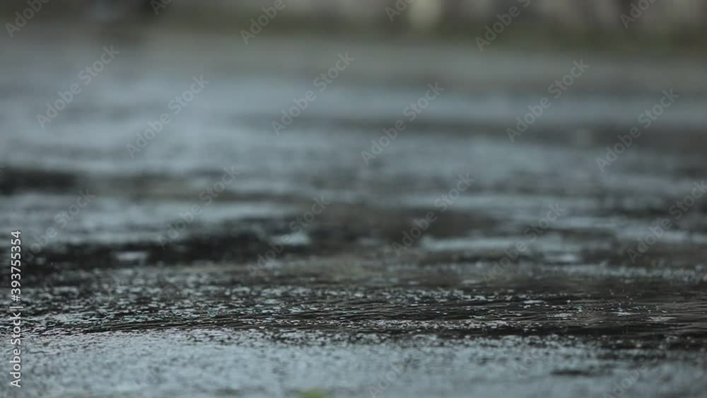 雨粒 スロー 道路に降る雨 水滴 雨粒 スロー 道路に降る雨 水滴