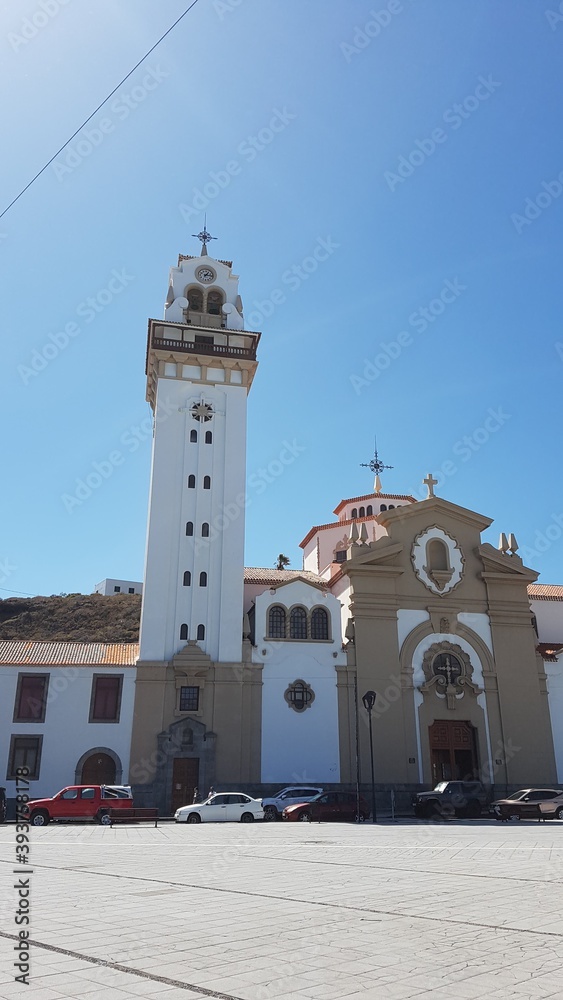 Obraz premium bell tower of the church of st john the baptist on the island