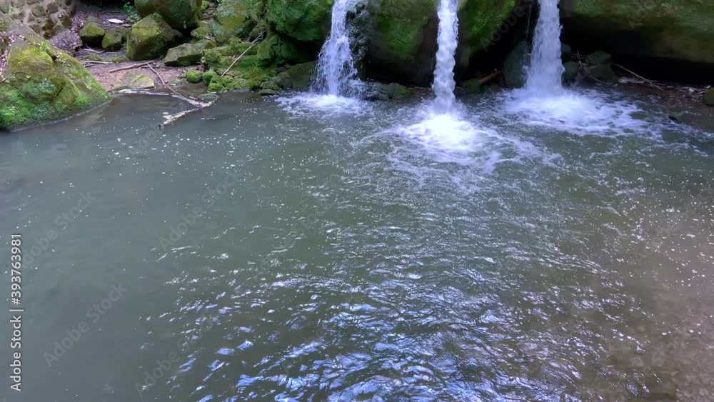 Schwenk nach oben zum Wasserfall  Schiessentümpel im Müllerthal in Luxemburg 
