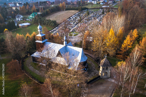 Nowy Sącz, zabytkowy kościół w miejscowości Ptaszkowa, gmina Grybów, Widok z drona.