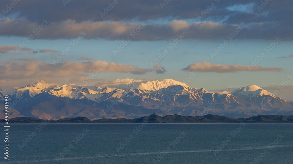 Φωτογραφία View from the shores of Karakul lake at sunrise, with Zulumart snow-capped mount