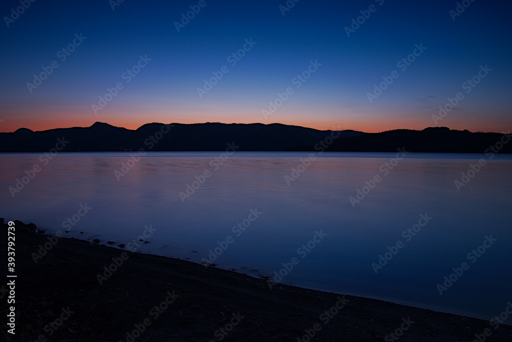 黄昏時の湖