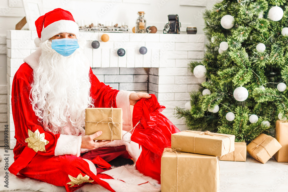 Obraz premium Coronavirus. Convid-19. Santa Claus wears a face mask to prevent CORONAVIRUS. CONVID-19 is spreading world wide. Coronavirus2019. Santa is worried about contracting the Coronavirus2019.