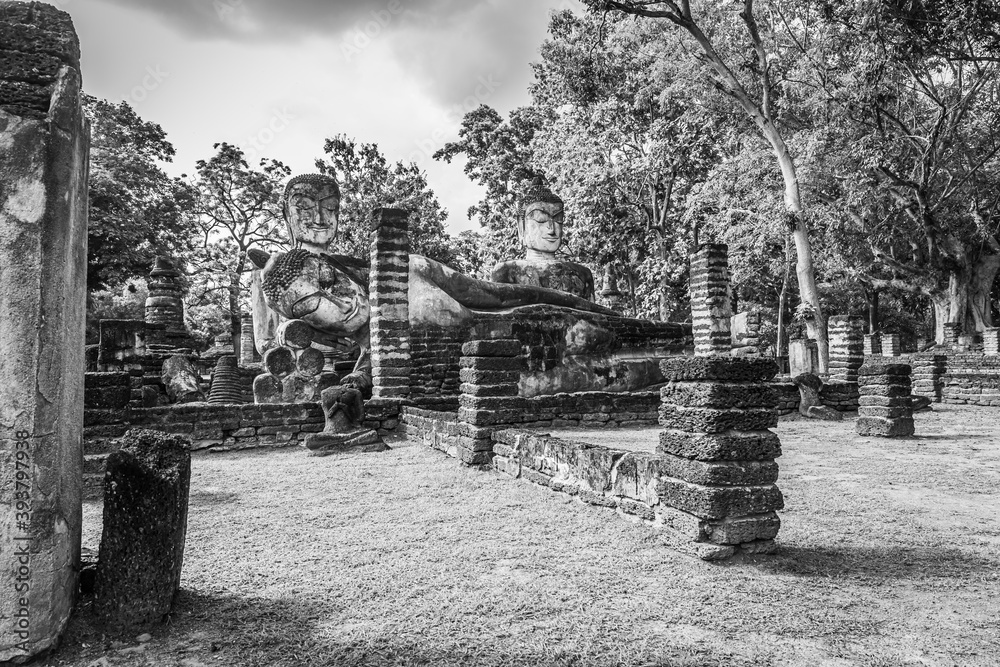 Obraz premium Landmark of Buddha image made of ancient bricks in the Kamphaeng Phet Historical Park, Thailand. Black and white