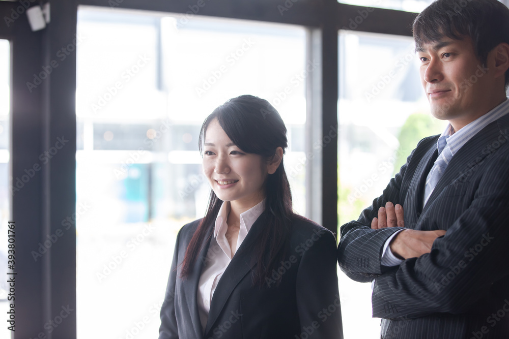 男女のビジネスパーソン
男女のビジネスパーソン