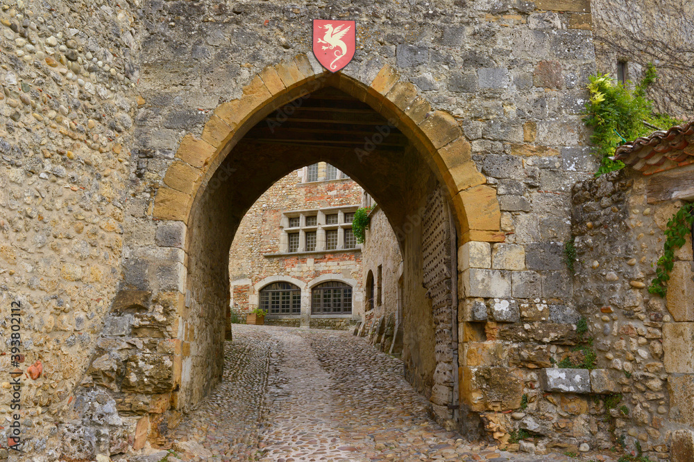 Entrée par la porte d'en haut à Pérouges (01800), Ain en Auvergne-Rhône-Alpes, France