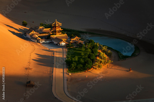 中国甘肃敦煌月牙泉鸣沙山