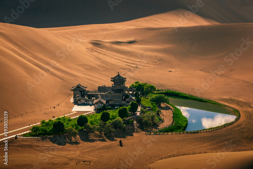 中国甘肃敦煌月牙泉鸣沙山