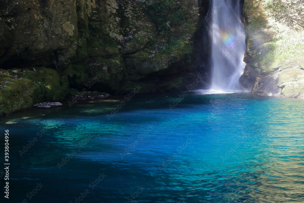 Naklejka premium にこ淵 神秘的な滝壺 虹 (高知県 いの町)