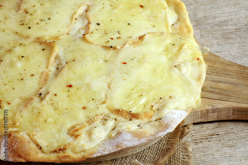 Fototapeta Naklejka Na Ścianę i Meble -  tarte aux maroilles sur une table en bois