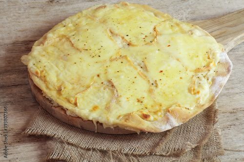 Fototapeta Naklejka Na Ścianę i Meble -  tarte aux maroilles sur une table en bois
