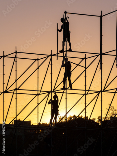 Foto Builders are dismantling the tubular structure