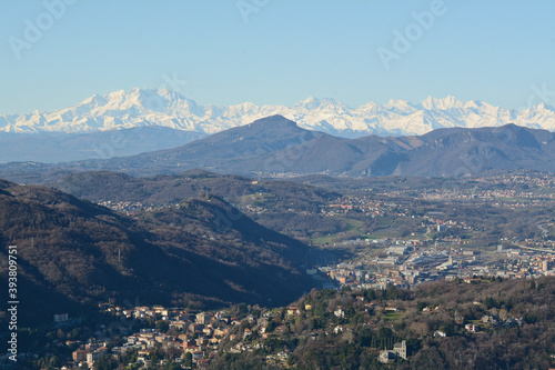 Panorama delle Alpi innevate da un punto panoramico a Brunate.