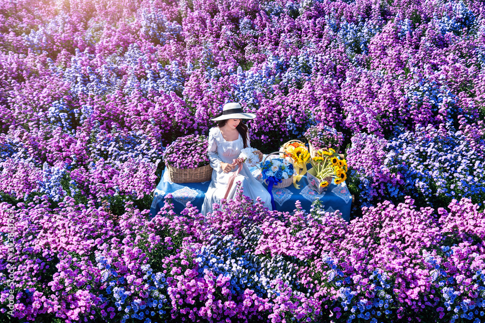 Φωτογραφία Beautiful girl in white dress sitting in Margaret flowers fields, Chiang Mai
