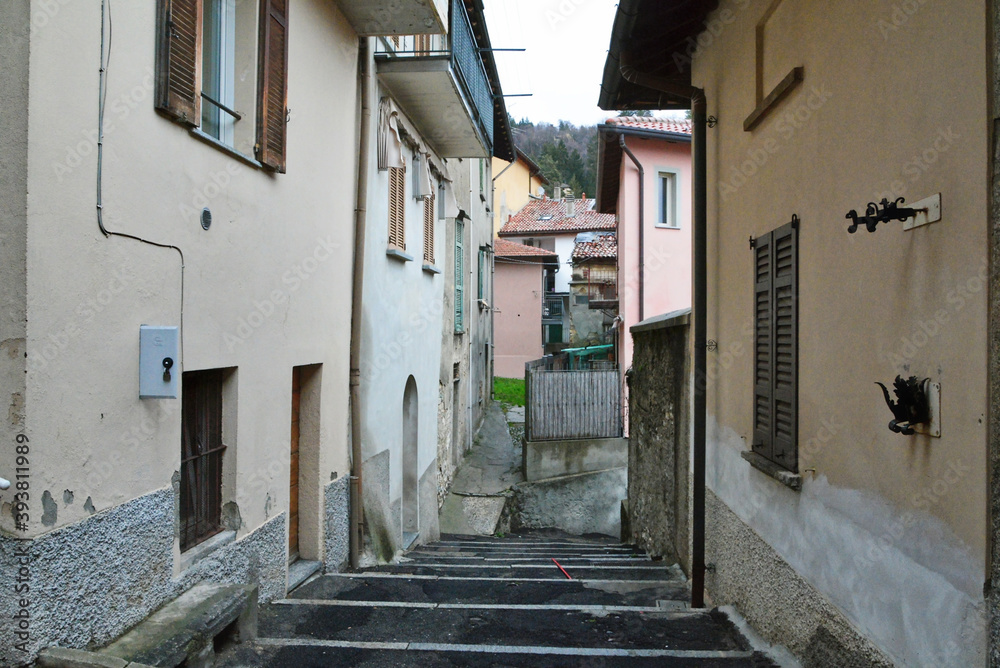 Il centro storico della cittadina di Brunate in provincia di Como.