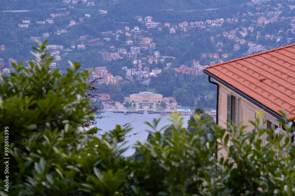 Villa Olmo sulle rive del lago di Como, vista da un punto panoramico a Brunate.