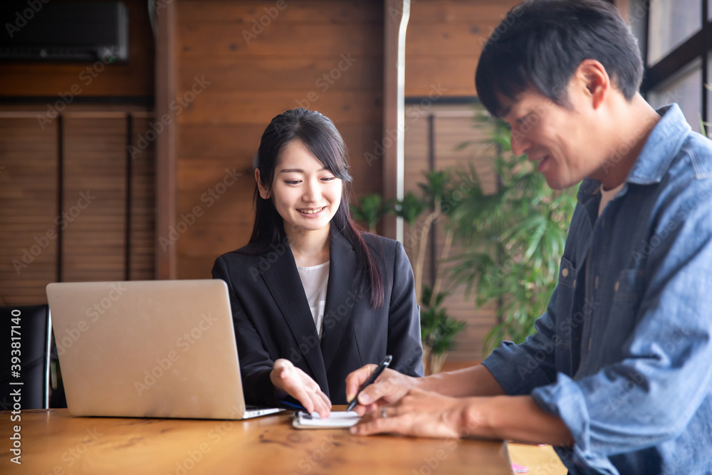 打ち合わせするビジネスウーマンと男性

