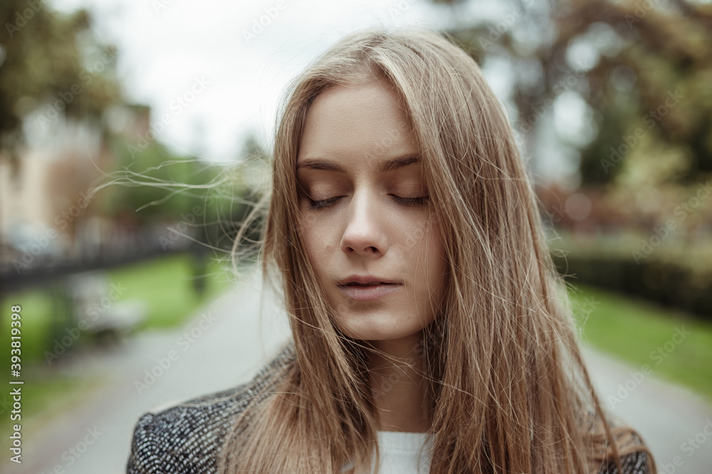 Φωτογραφία Young blonde student girl with long blonde hairstyle standing in center of alley