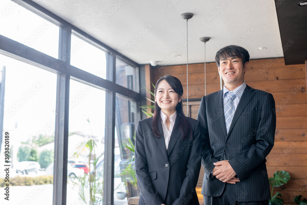 男女のビジネスパーソン
男女のビジネスパーソン