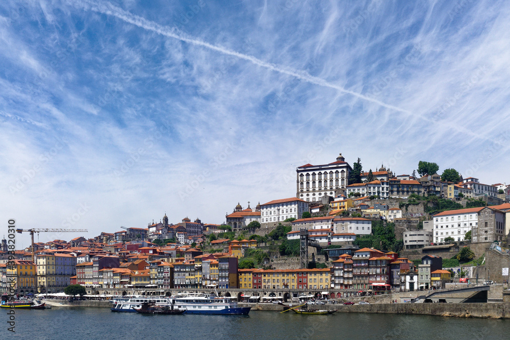Vue de Porto depuis le fleuve Douro