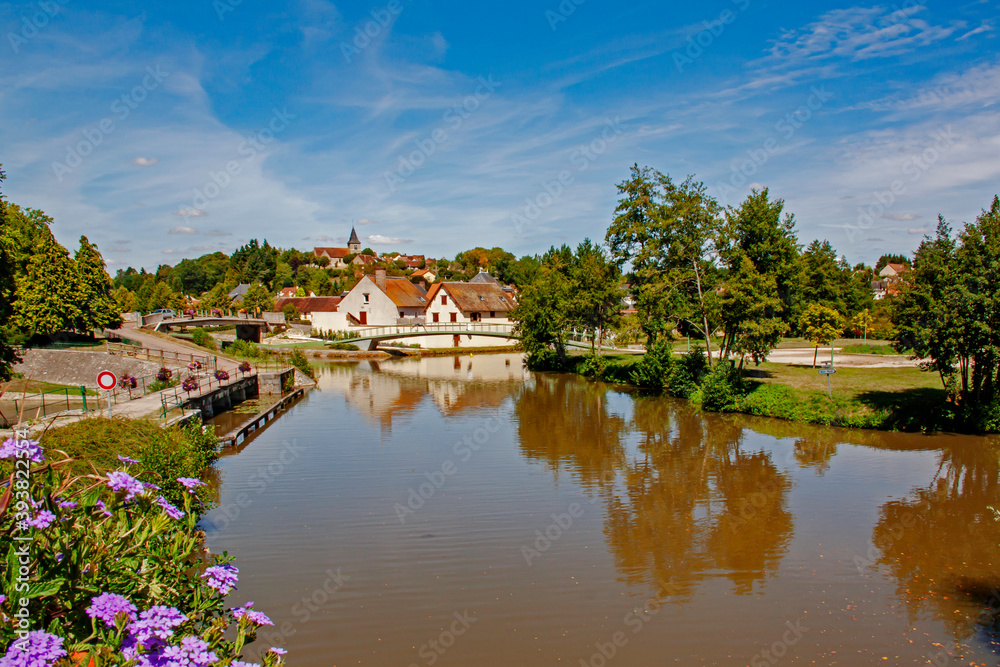 Rogny-les-sept-écluses. Vue sur le canal de Briare. Yonne. Bourgogne. France Rogny-les-sept-écluses. Vue sur le canal de Briare. Yonne. Bourgogne. France