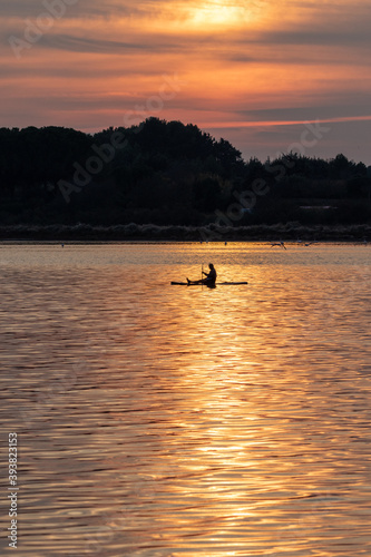 Rameur lors d'un coucher de soleil à la Conque dans l'étang de Thau à Mèze dans le département de l'Hérault en région Occitanie © panosud360