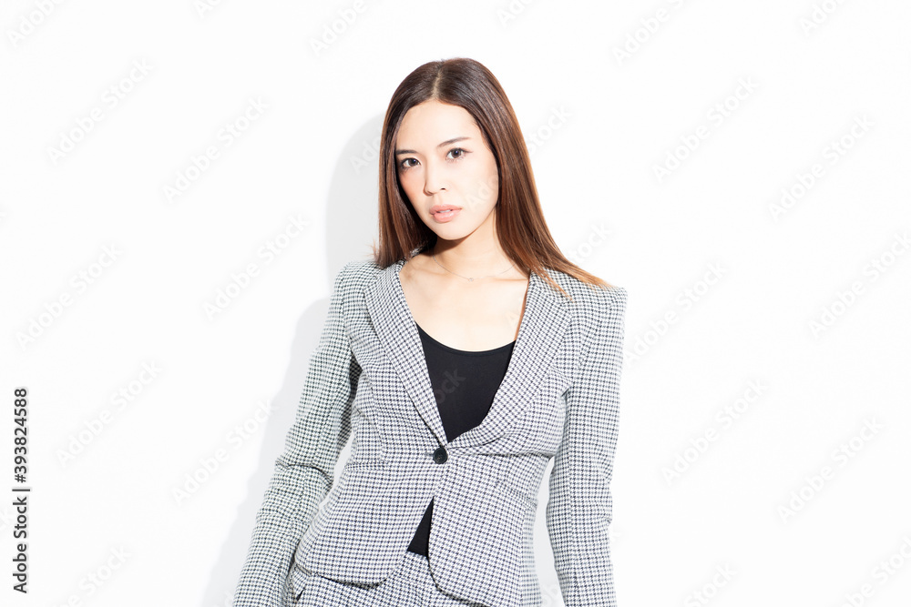 白い背景の前に立ってポーズをとる若いビジネスウーマン
白い背景の前に立ってポーズをとる若いビジネスウーマン