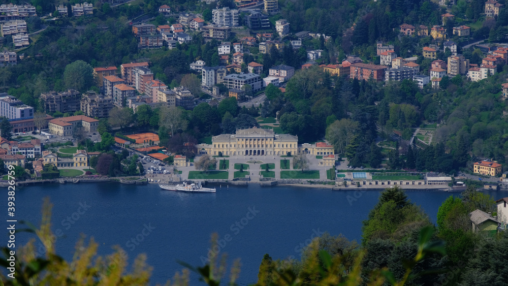 Veduta di Villa Olmo sul Lago di Como da un punto panoramico a Brunate.