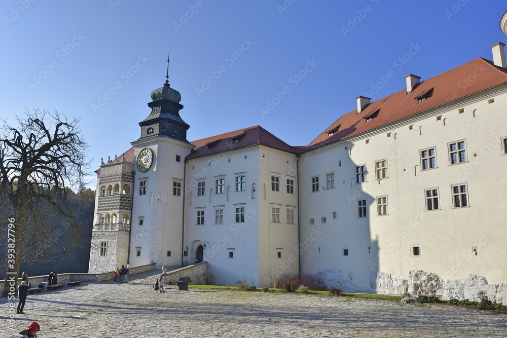Zamek Królewski Pieskowa Skała na szlaku Orlich Gniazd w Małopolsce