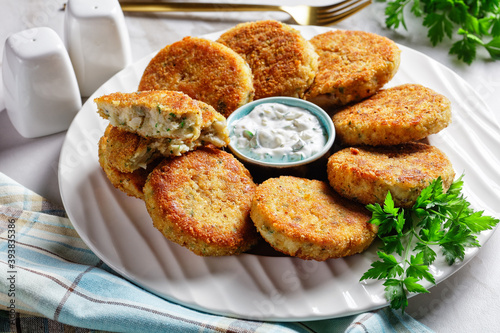 Foto Easy fish cakes on a plate with tartar sauce