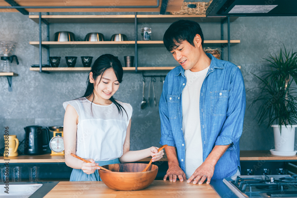 Φωτογραφία キッチンで料理する夫婦