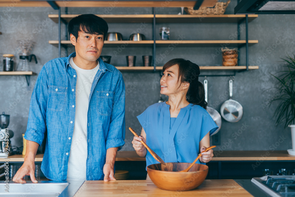 キッチンで料理する夫婦
キッチンで料理する夫婦