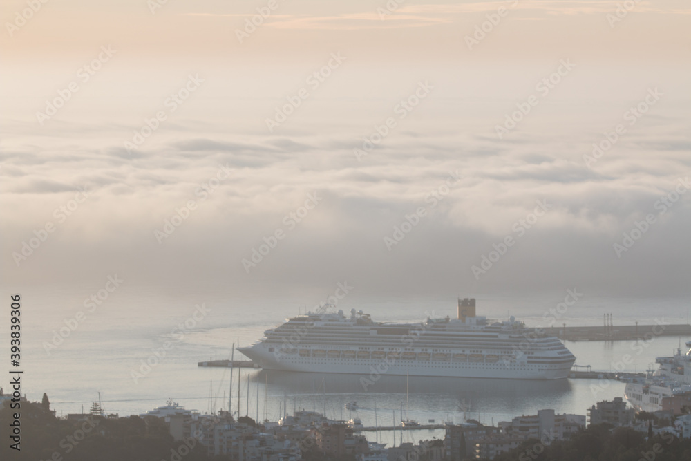 Fototapeta premium Puerto niebla crucero Palma