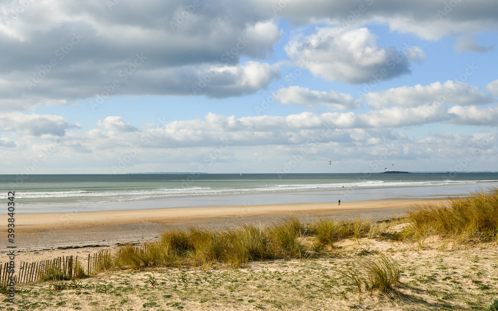 paysage automnal de bord de mer avec un beau cial nuageux