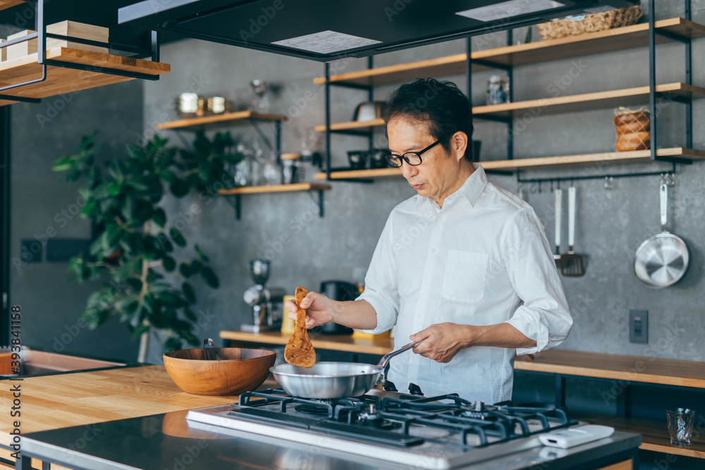 キッチンにいる中高年男性
キッチンにいる中高年男性