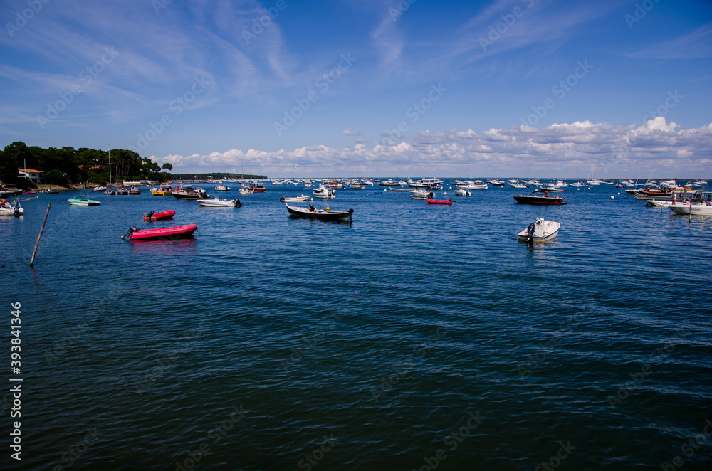 Obraz premium Viele Boote in einer Bucht