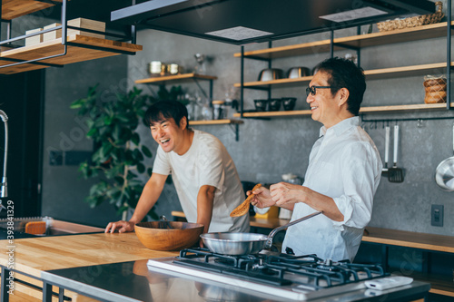 Fotografía 男同士で料理する