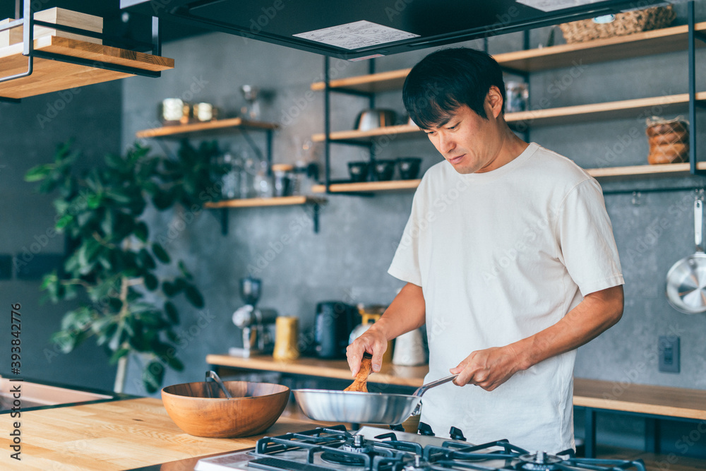 料理する男性
料理する男性
