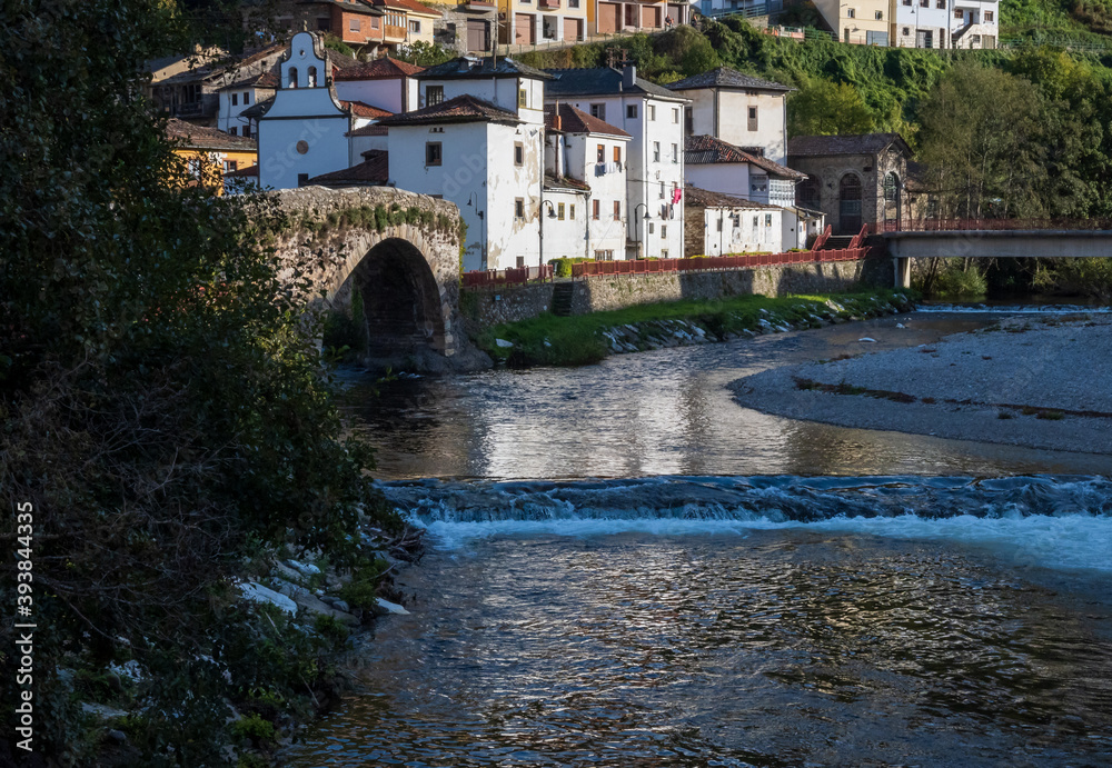 Vista del puente antiguo en la localidad de Cangas de Narcea, Asturias, España.