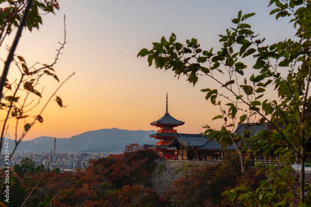 秋の夕日に染まる清水寺と五重塔・京都旅 秋の夕日に染まる清水寺と五重塔・京都旅