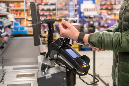 Bezahlen mit Smartwatch im Supermarkt