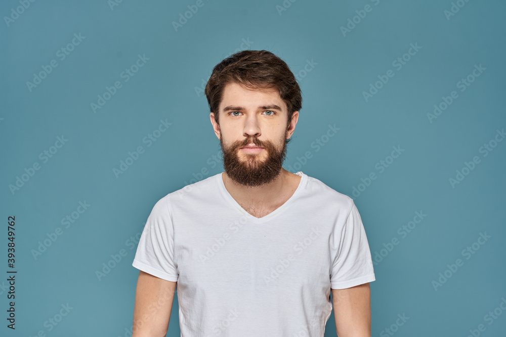 Obraz premium man in white t-shirt gesturing with his hands studio cropped
