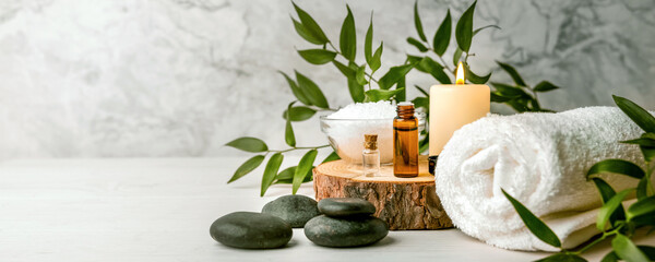 Foto auf Acrylglas Massagesalon Schönheitsbehandlungsartikel für Spa-Behandlungen auf weißem Holztisch. Massagesteine, ätherische Öle und Meersalz. Platz kopieren  © ronstik