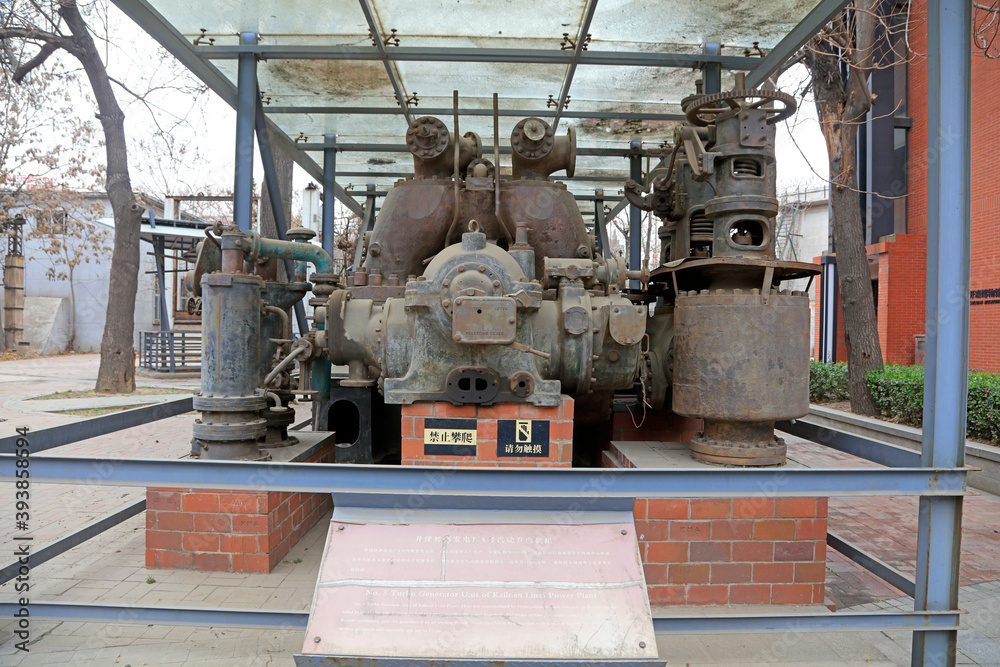 Φωτογραφία The rusty turbine generator lay idle in a corner of the factory