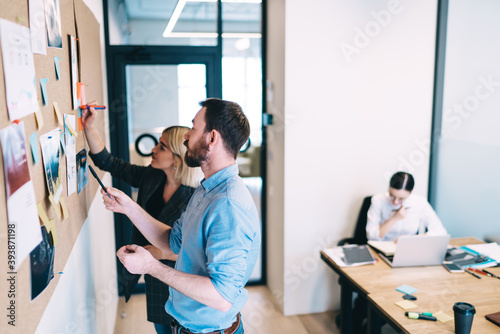Tablou pe pânză Concentrated managers working together at office