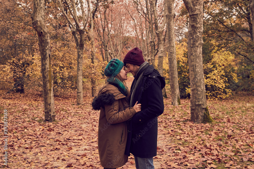 Pareja mirándose cariñosamente en medio de un camino en un parque Pareja mirándose cariñosamente en medio de un camino en un parque