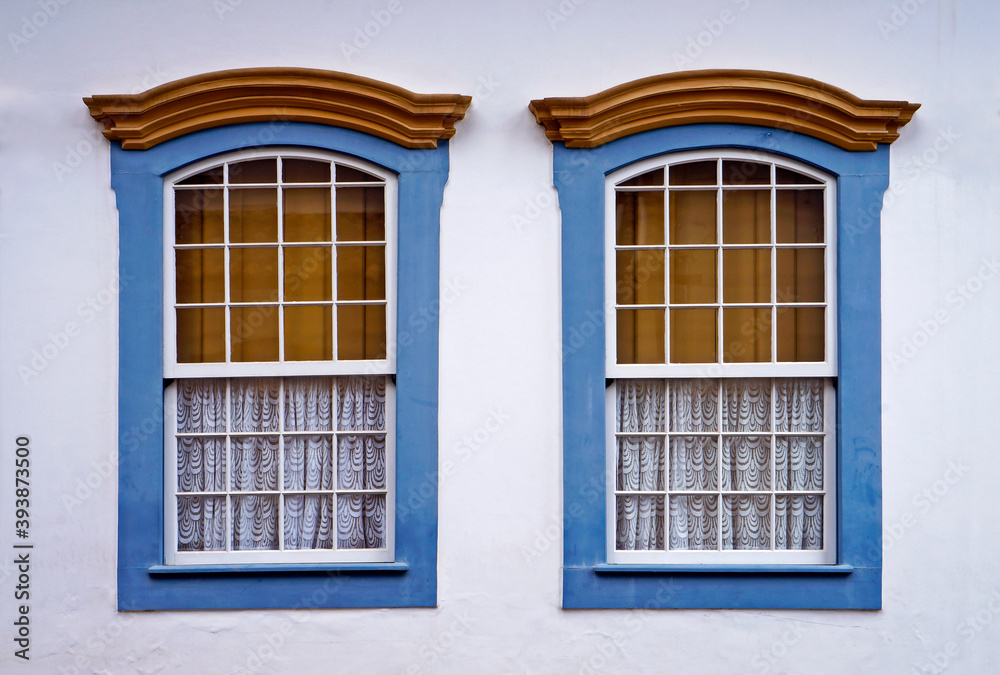 Obraz premium Colonial windows in historical center, Sao Joao del Rei, Brazil