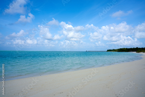 Fototapeta Naklejka Na Ścianę i Meble -  Golden beach under blue sky and clear blue water in the maldives