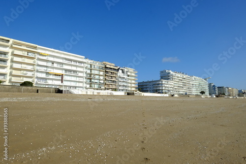 The bay of la Baule in autumn at low tide.