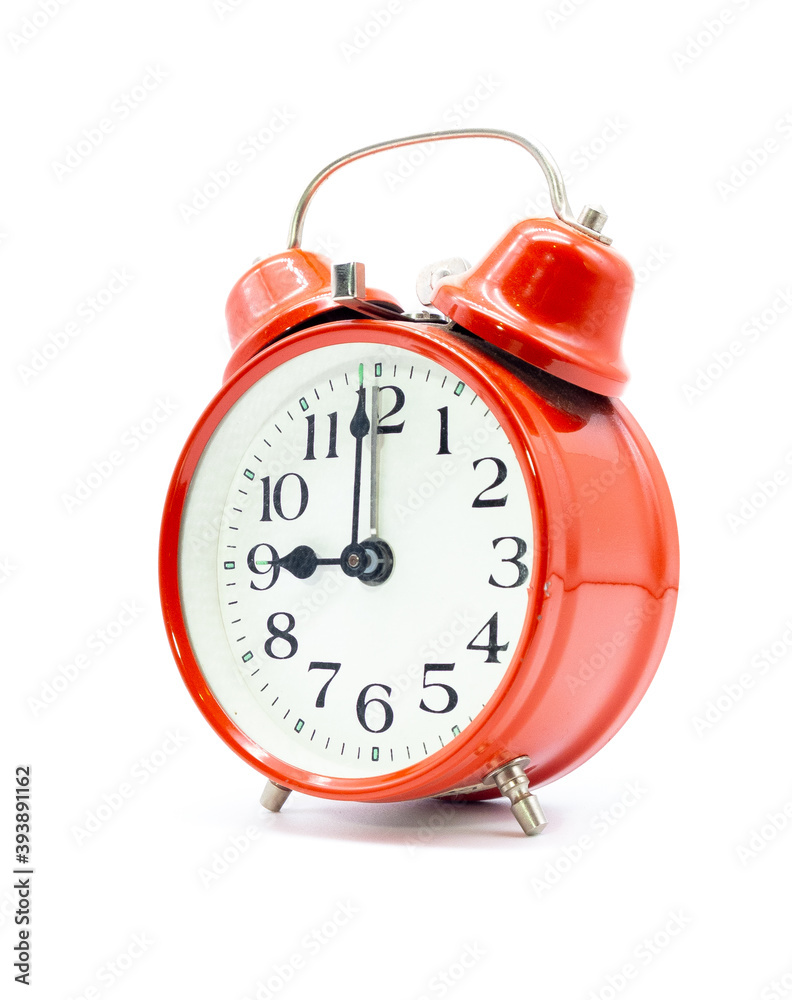Roter Wecker steht auf neun Uhr vor weißem Hintergrund Roter Wecker steht auf neun Uhr vor weißem Hintergrund